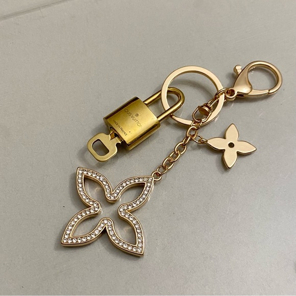 LOUISโVUITTON LOCK AND KEY ON KEYCHAIN #301 - Picture 3 of 10